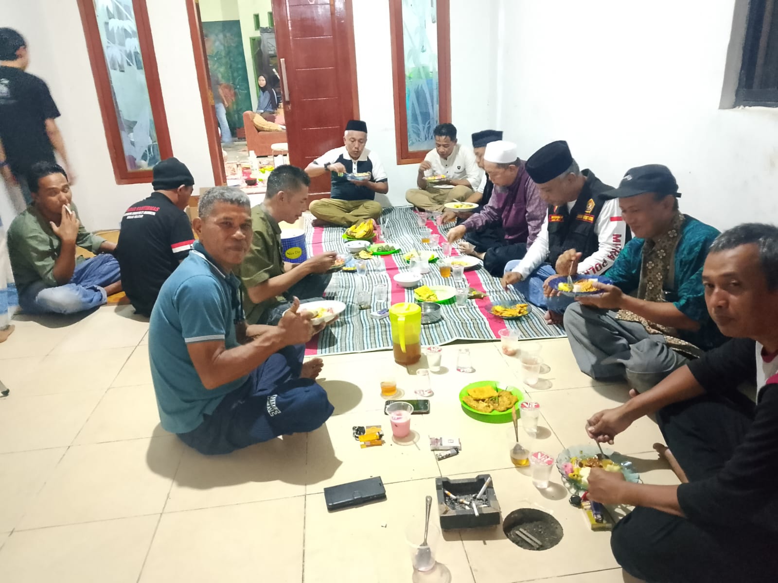 Pokdar Kamtibmas Bhayangkara Sub Sektor 27 Jakamulya Gelar Buka Puasa Bersama dan Berbagi Takjil dengan Warga