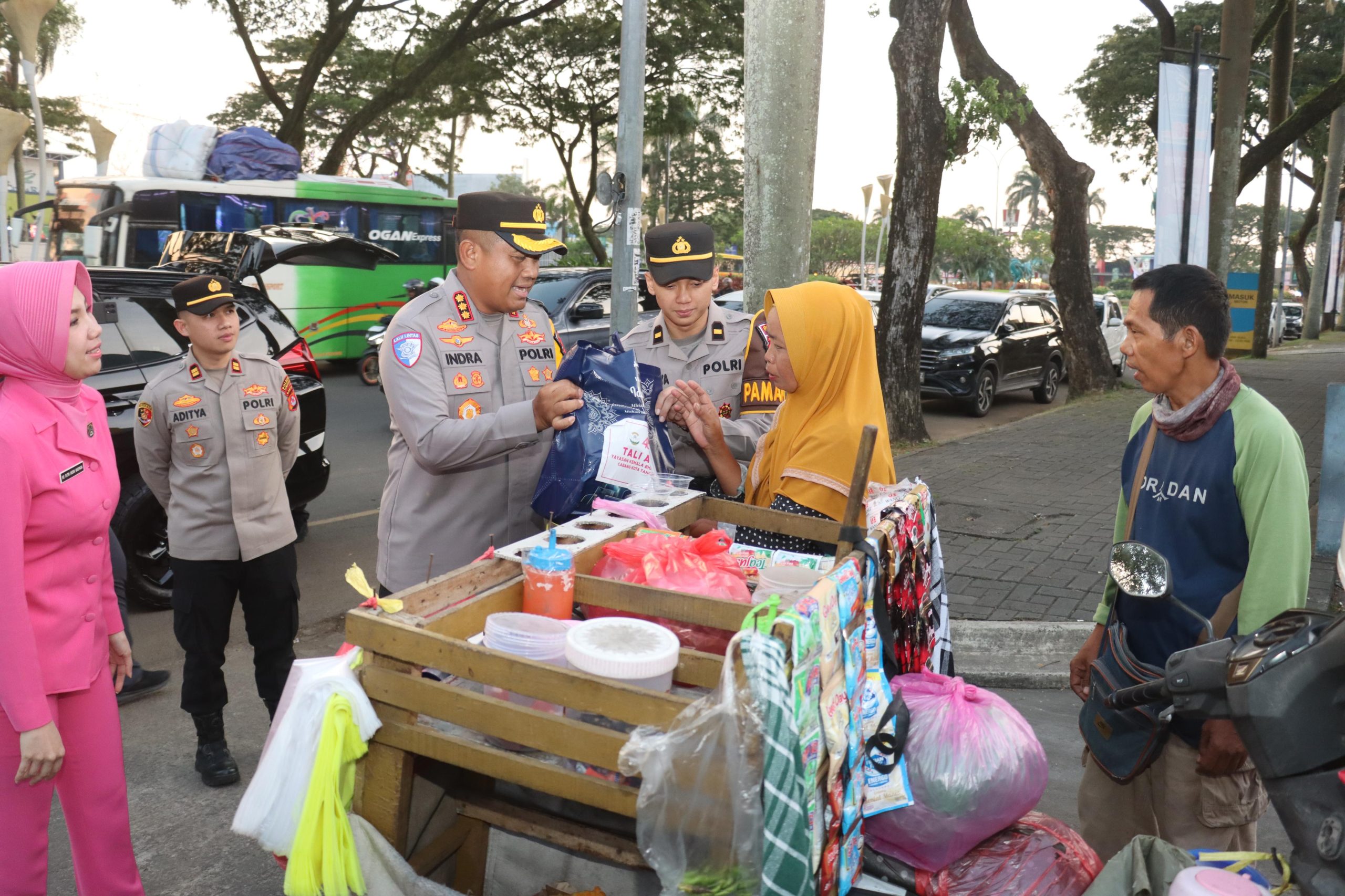 Kapolresta Tangerang Sambangi Pospam Mudik, Bagikan Parsel hingga Takjil