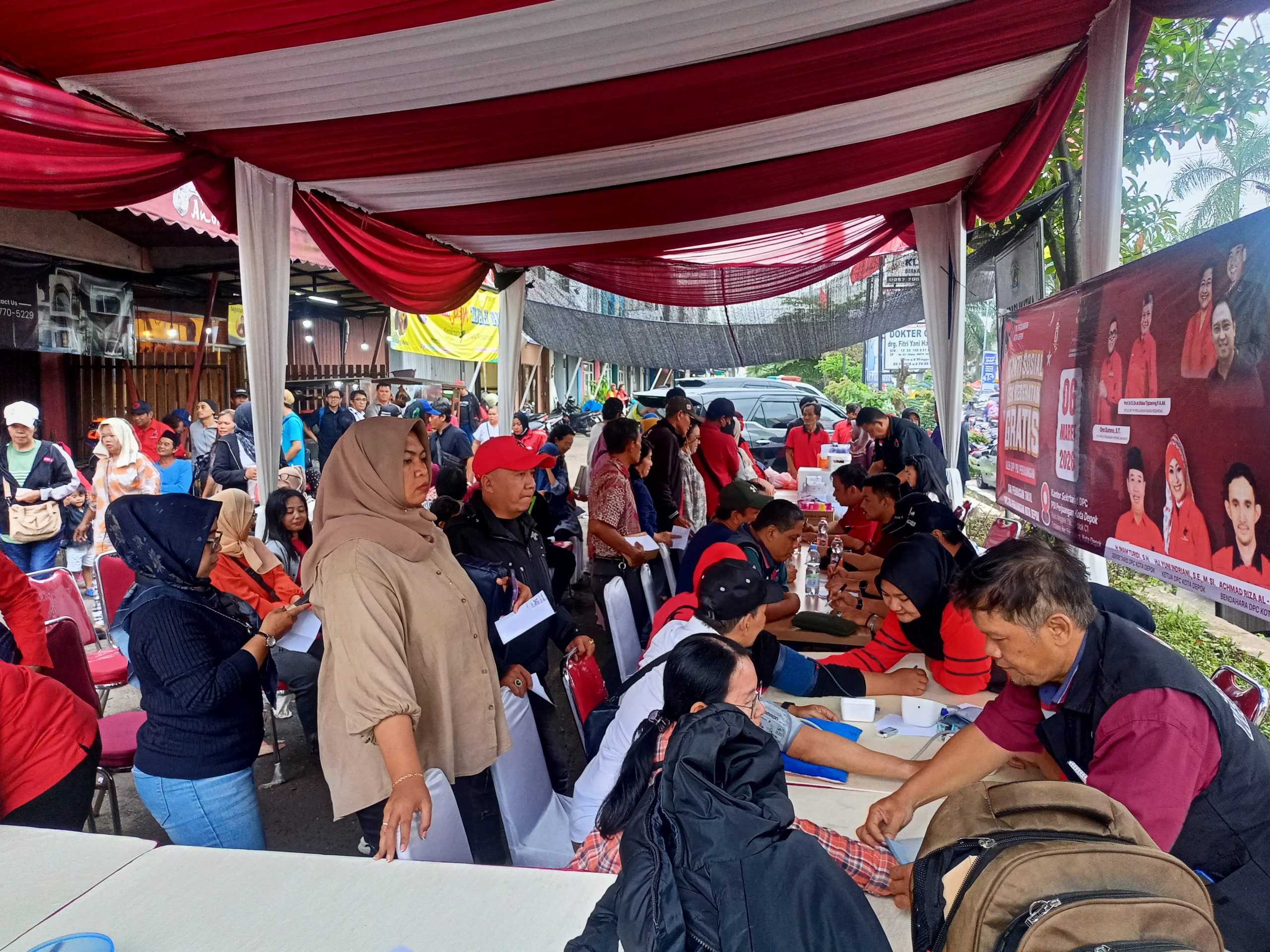 DPC PDI Perjuangan Kota Depok Gelar Pengobatan Gratis, Antusias Warga Ikuti Pengobatan Gratis