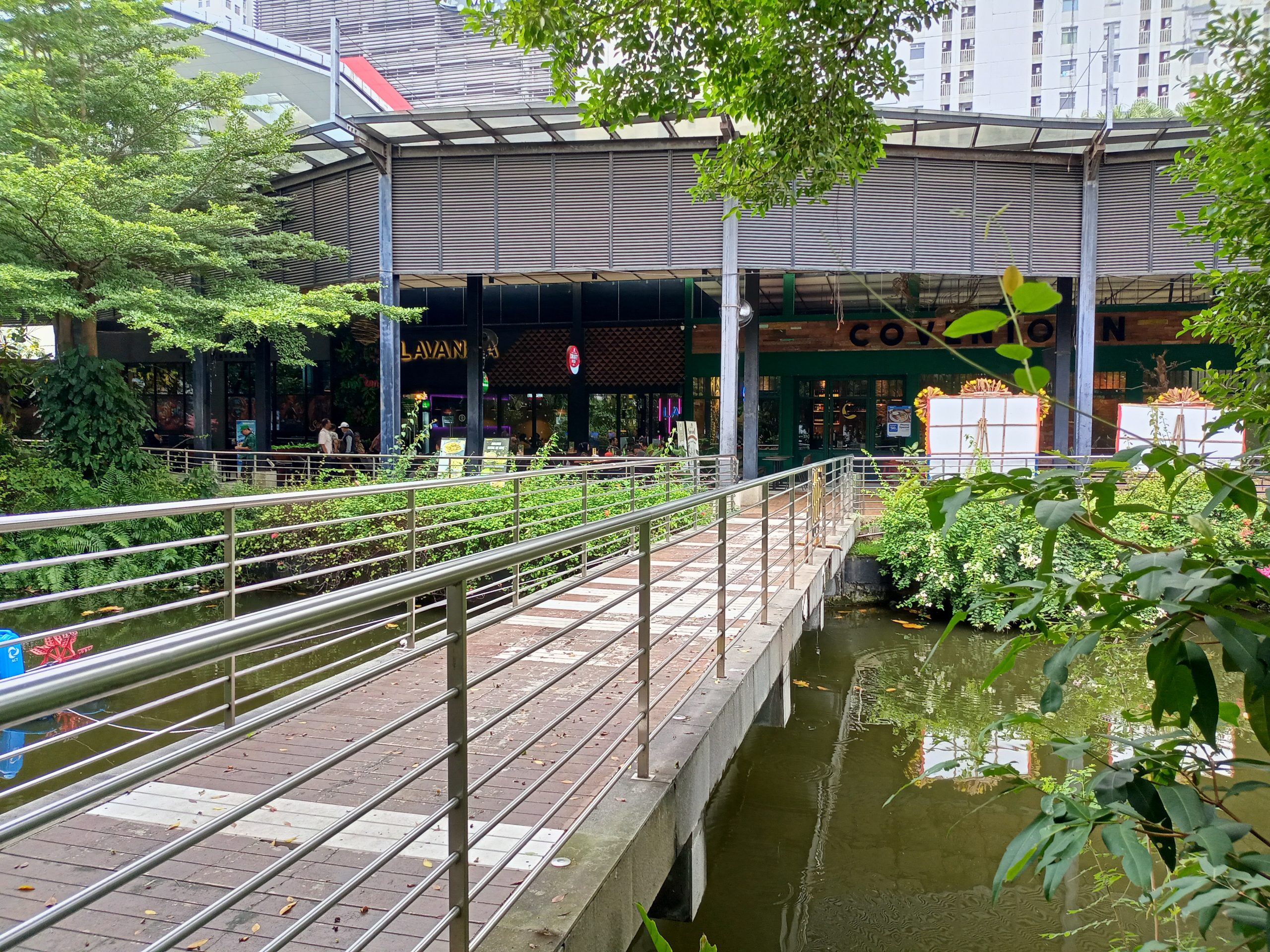 Restoran LAVANAA, Tempat Nongkrong Nyaman dengan View Taman dan Danau di Baywalk Mall Pluit