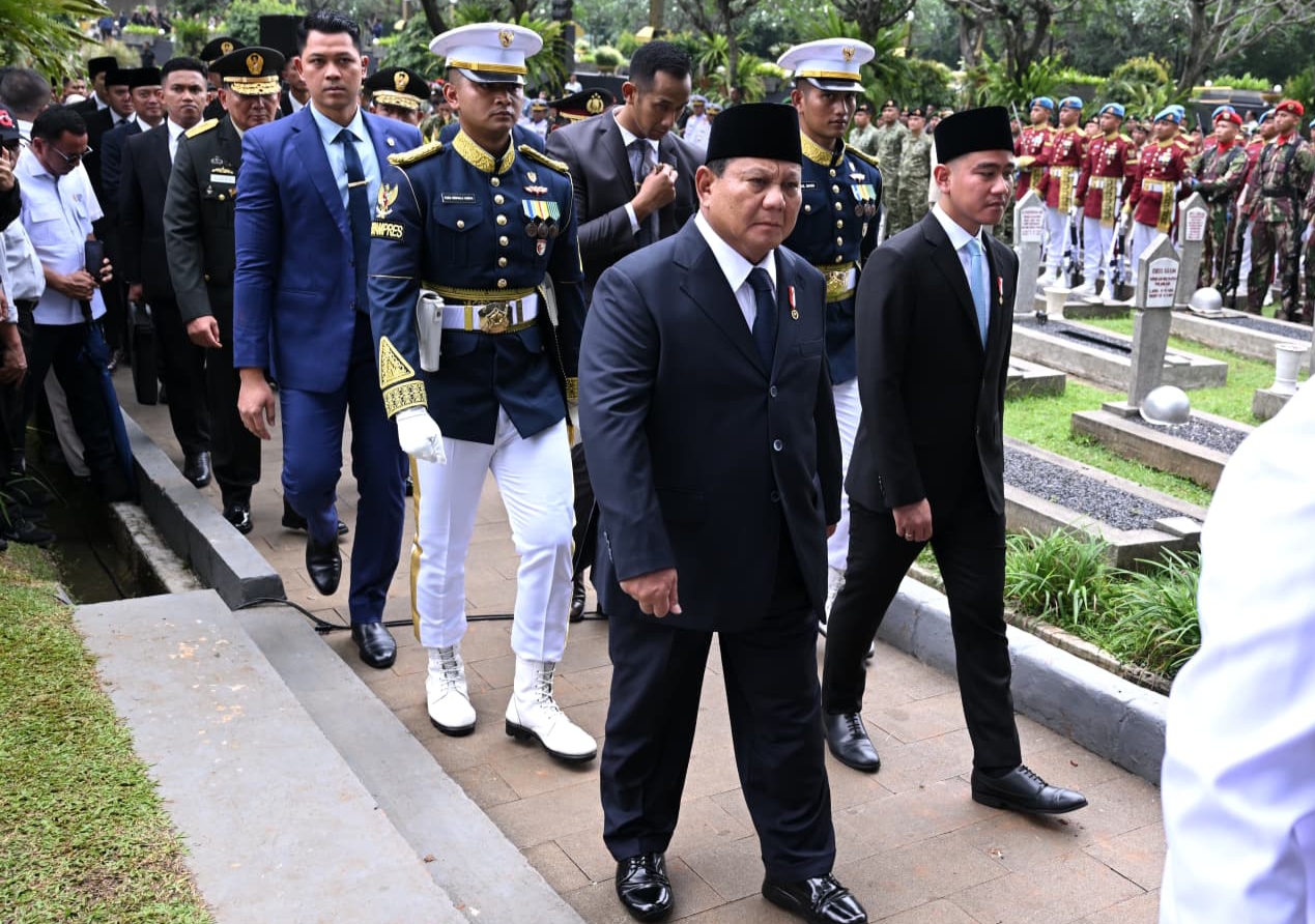 Wapres Gibran Dampingi Presiden Prabowo Pimpin Upacara Pemakaman Wapres RI ke-6 Try Sutrisno di TMP Kalibata