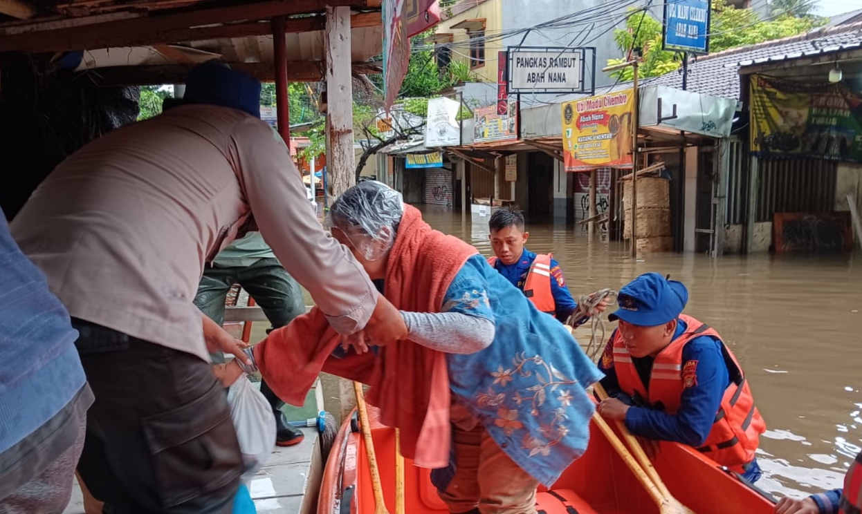 Banjir di Pondok Karya Jaksel, Polairud Polda Metro Jaya Evakuasi Warga Terdampak