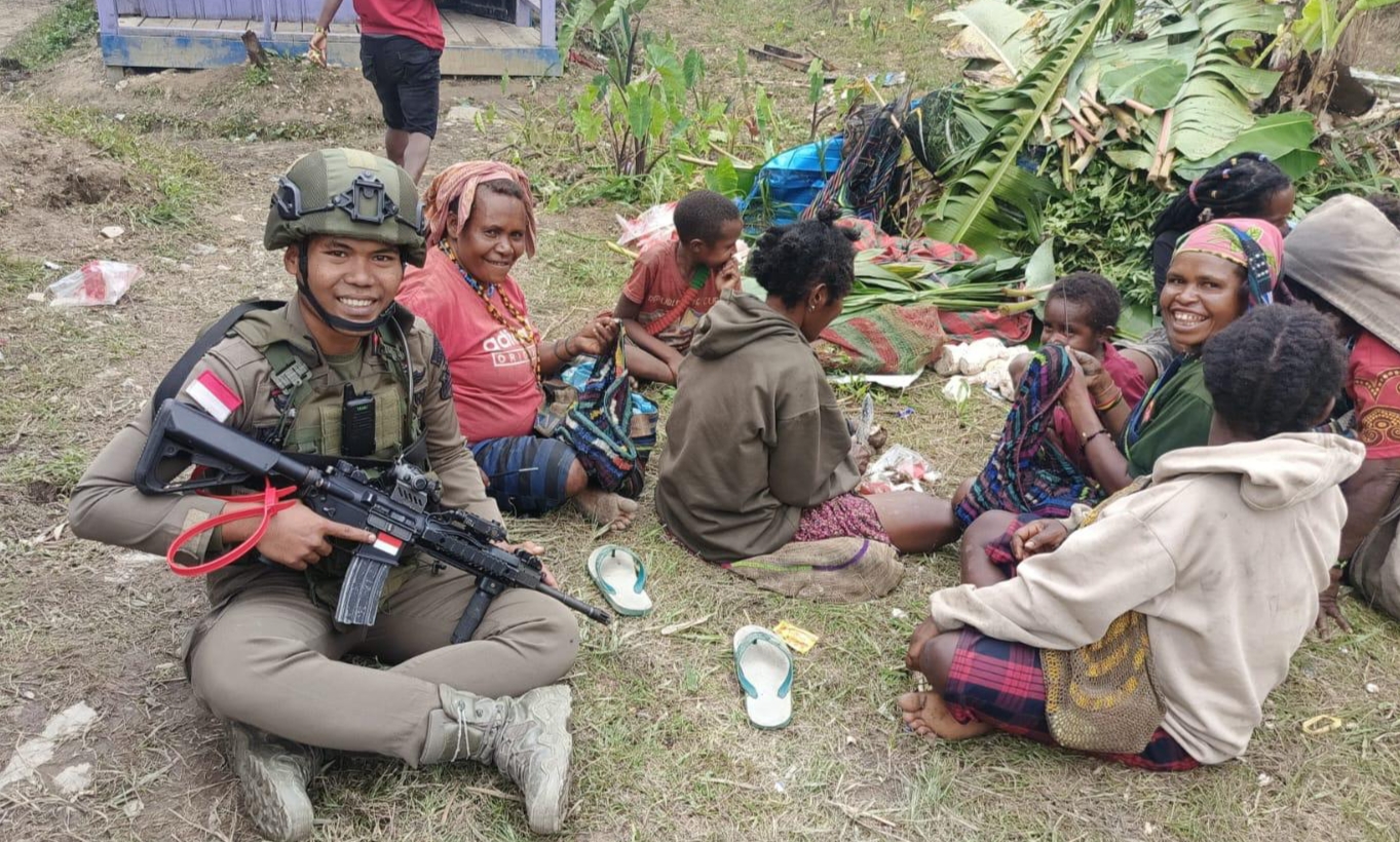 Patroli Humanis di Intan Jaya, Satgas Ops Damai Cartenz Tampak Duduk dan Bercengkrama dengan Warga