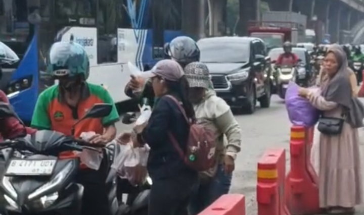 FWJI Bagikan Takjil di Jalan, Pererat Silaturahmi dengan Masyarakat di Bulan Ramadhan