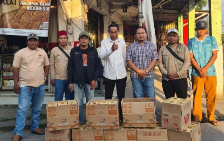 Wujud Kepedulian, Camat Miftah Turun Langsung Bersama Forum Wartawan dan DPD TMI Berbagi Takjil Gratis Jelang Buka Puasa