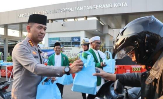 Kapolres Metro Tangerang Kota Turun Langsung Tebar Takjil, Konsolidasi Ulama Jaga Kamtibmas di Penghujung Ramadan