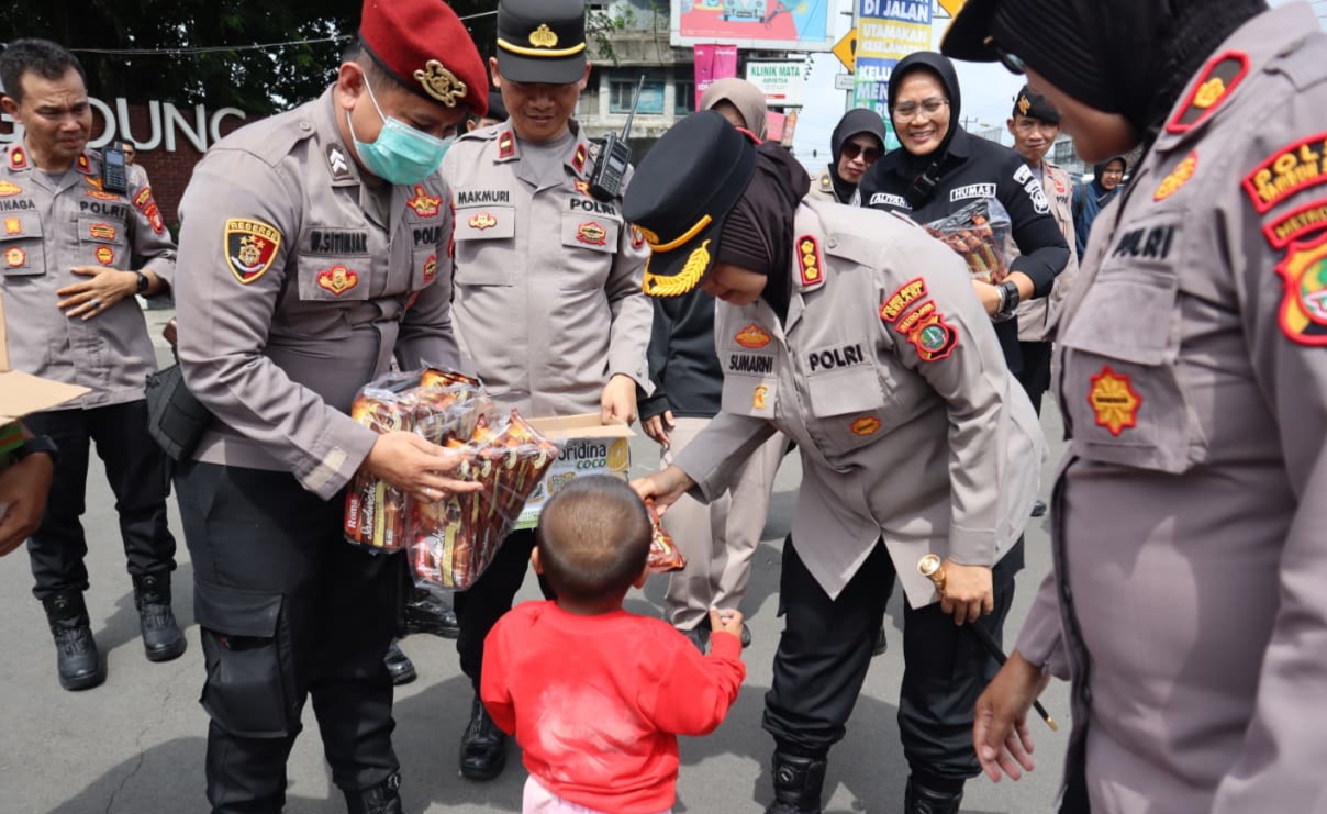 Polres Metro Bekasi Tinjau Arus Balik Lebaran 2026 di Gedung Juang, Bagikan Snack untuk Pemudik