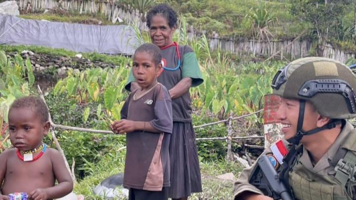 Sentuhan Humanis di Sinak: Satgas Damai Cartenz Bangun Kepercayaan Lewat Interaksi Anak-anak