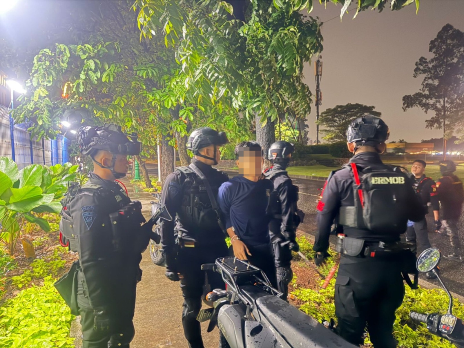 Satuan  Brimob Berhasil Menggagalkan Tawuran Remaja di Cikarang Utara, 2 Pelaku dan 7 Sajam Diamankan