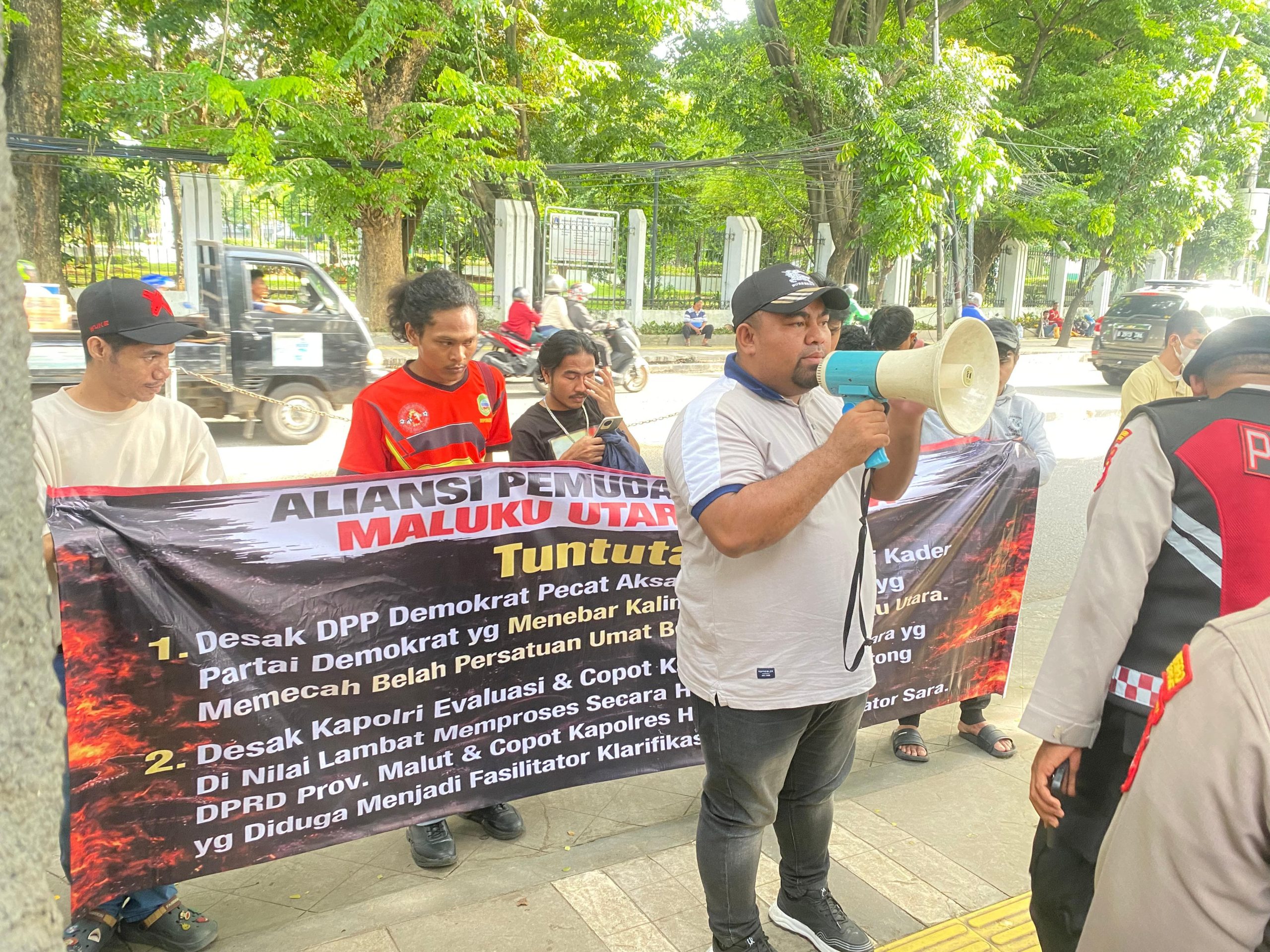 Gelar Aksi Jilid II Depan Kantor DPP Demokrat, Aliansi Pemuda Maluku Utara Segera Pecat Aksandri Kitong