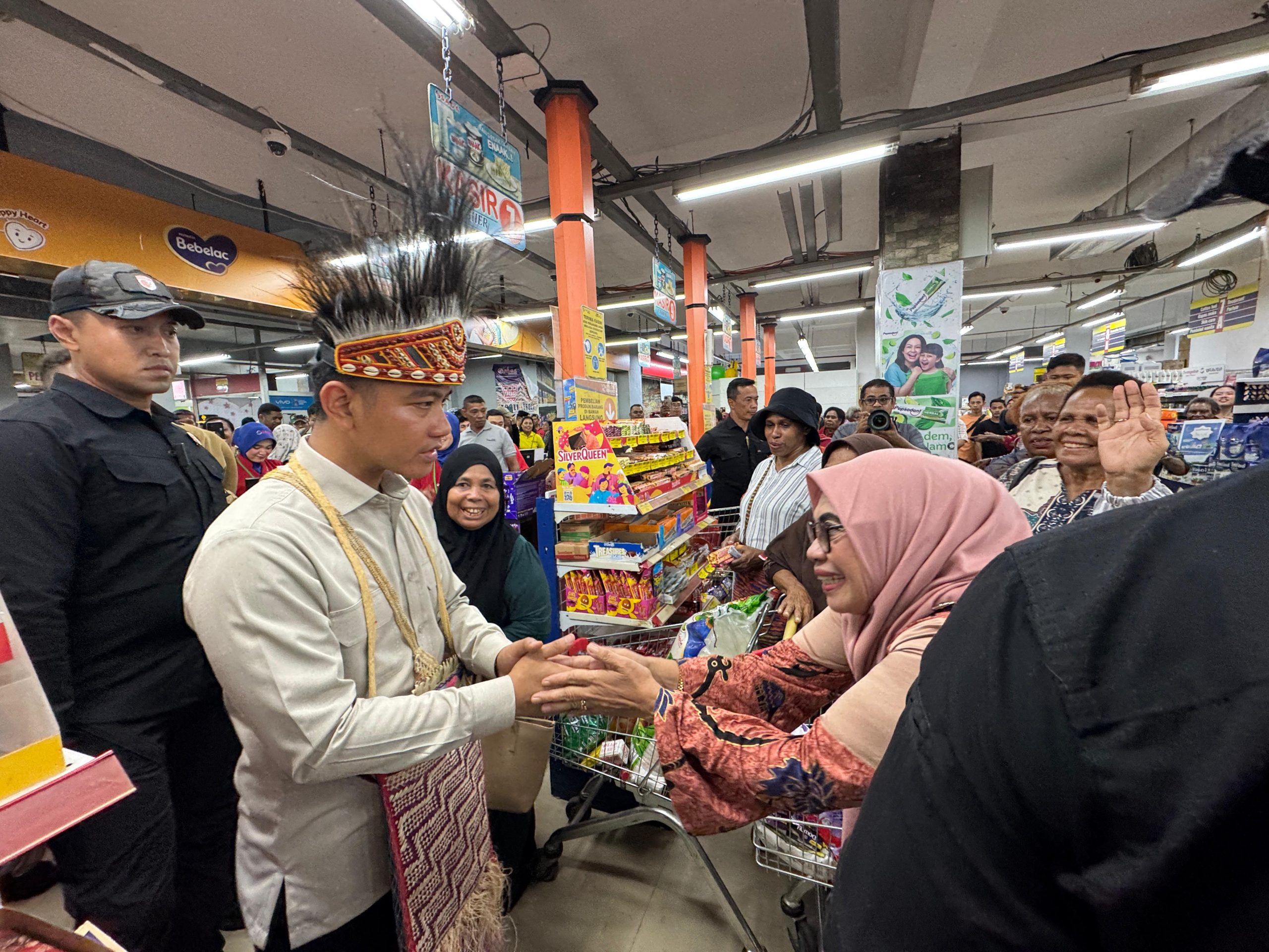 Di Hari Kartini, Wapres Gibran Ajak Mama Papua Belanja di Supermarket