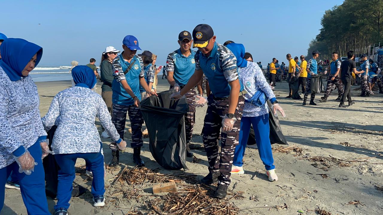 Hari Bumi dan 40 Tahun Pengabdian Lanal Bengkulu Gelar Aksi Cinta Pantai
