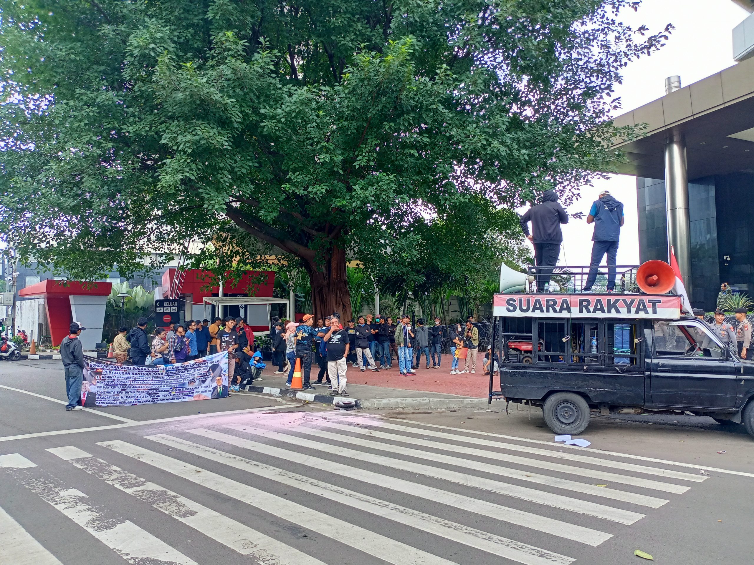 Bongkar dan Adili Dugaan Konflik Kepentingan dan Politisasi Penyaluran PIP dan KIP yang Dilakukan Oleh M. Kadafi dan M. Rano Alfath