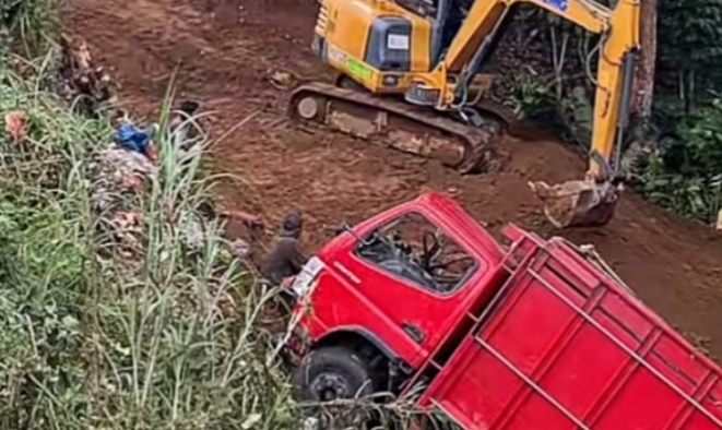 Truk Muatan Tomat Terjun ke Jurang di Lampung Barat, Jalan Longsor Kembali Disorot Warga