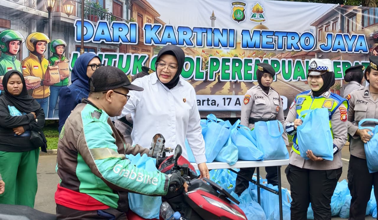 Jum’at Peduli Kartini, Polda Metro Jaya Bagikan 350 Paket Sembako Untuk Ojol Perempuan 