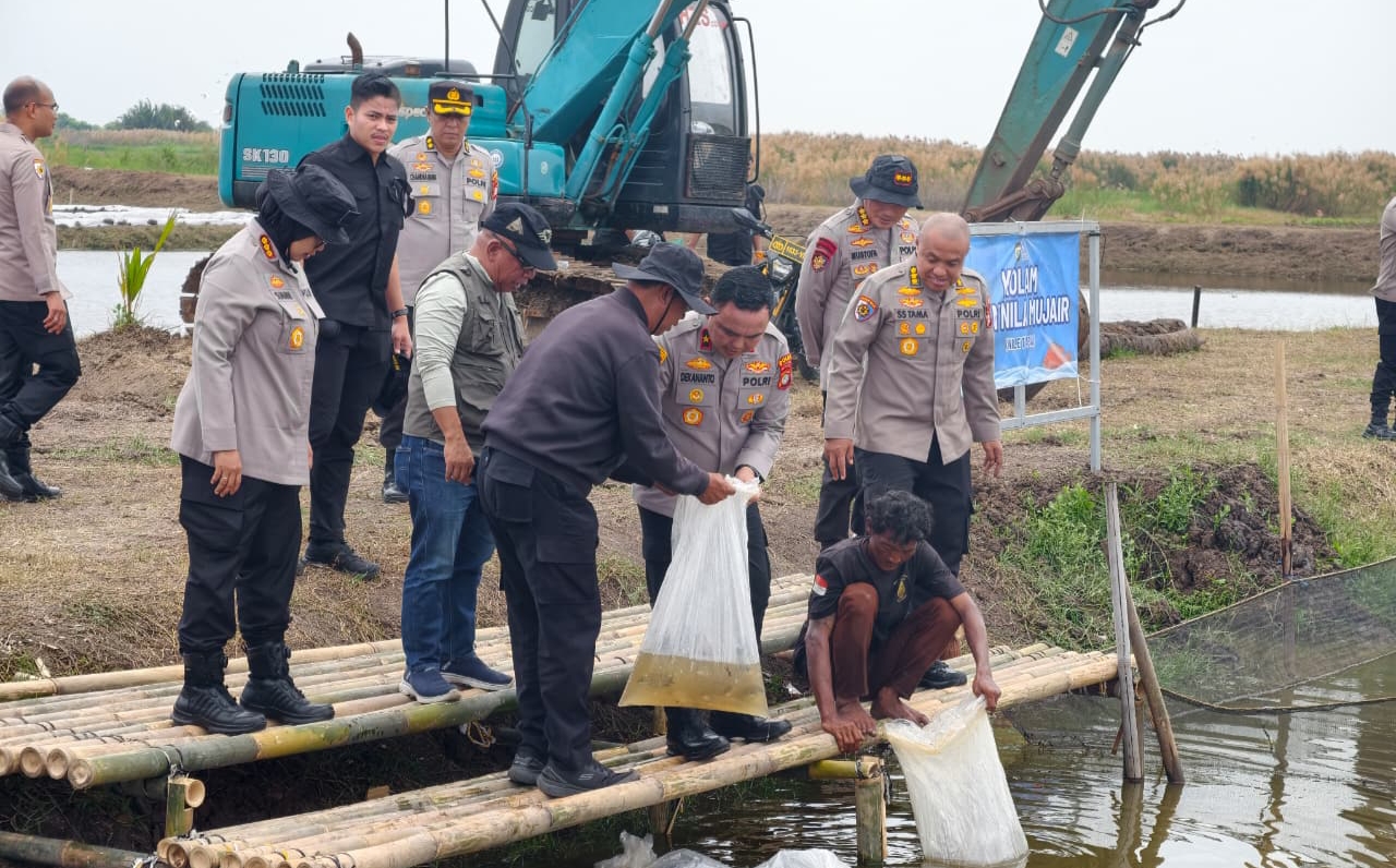 Polda Metro Jaya Tebar 37 Ribu Benih Ikan di Muara Gembong