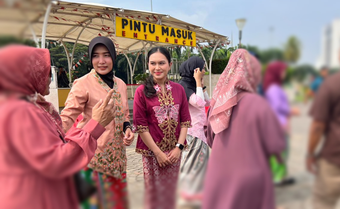 Hari Kartini, Polwan Berkebaya Layani Warga di Polda Metro Jaya