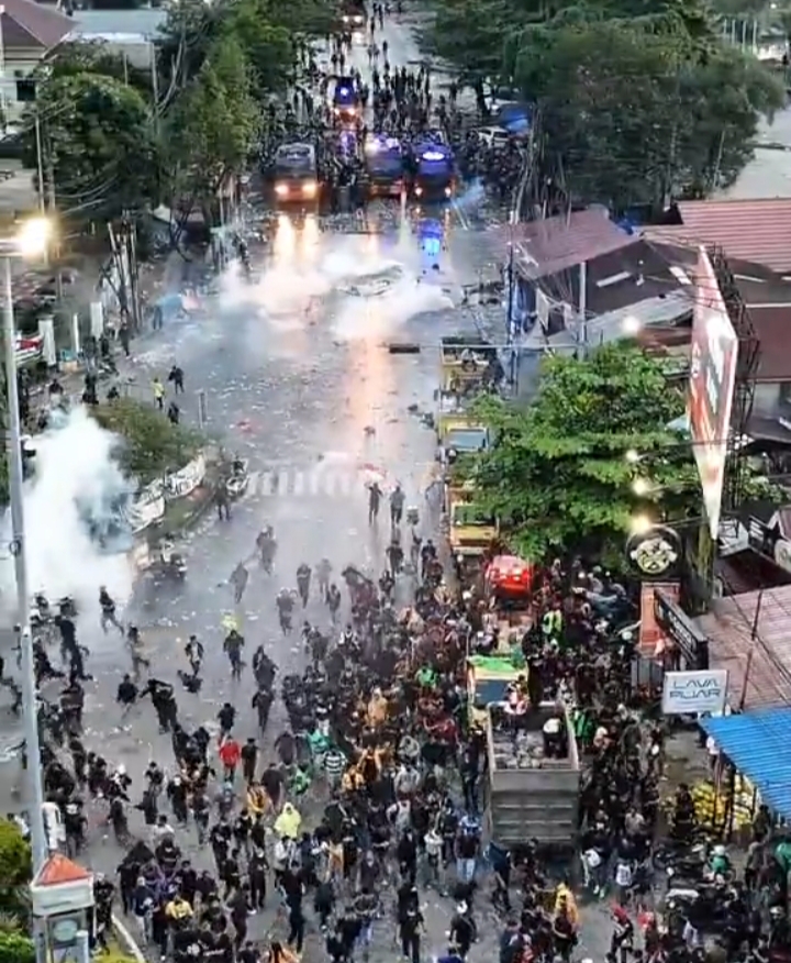 Aksi Masa Mahasiswa Kaltim Ricuh ! Protes Anggaran Pemprov. Mahasiswa Nilai Respons Gubernur Tak Cukup