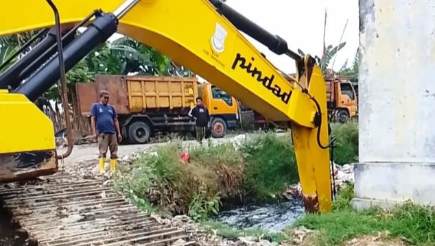 Respon Cepat Kepala UPTD TPA Jatiwaringin: Tumpukan Sampah di Saluran Air Langsung Dibersihkan