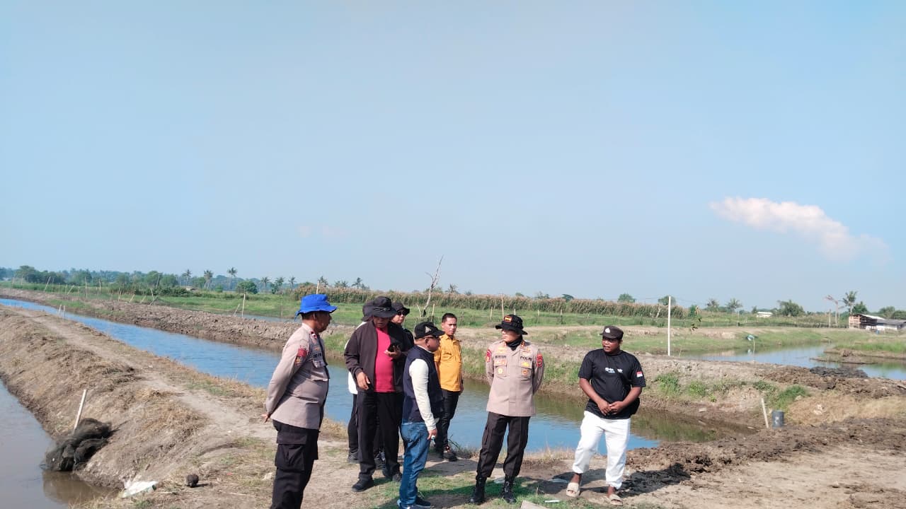 Ditpolairud Tebar 300 Ribu Benih Udang Windu di Muara Gembong Bekasi