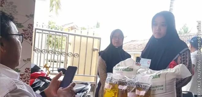 Warga Desa Klebet Terima Bantuan Pangan, Pemdes Pastikan Penyaluran Tepat Sasaran