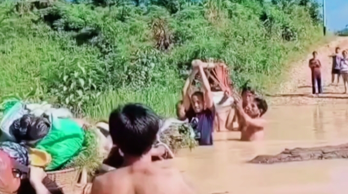 Demi Selamatkan Anggota Keluarga Sakit, Warga Landak Terobos Banjir Setinggi Dada