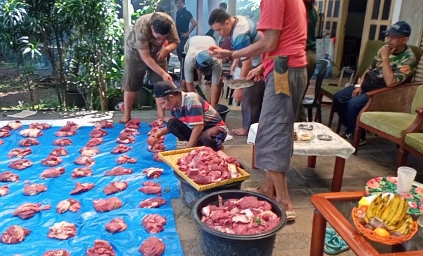 IARMI Menwa Bagikan Daging Koban Warga Pancoran, Azharisman Rozie : Perkuat Solidaritas dan Keikhlasan