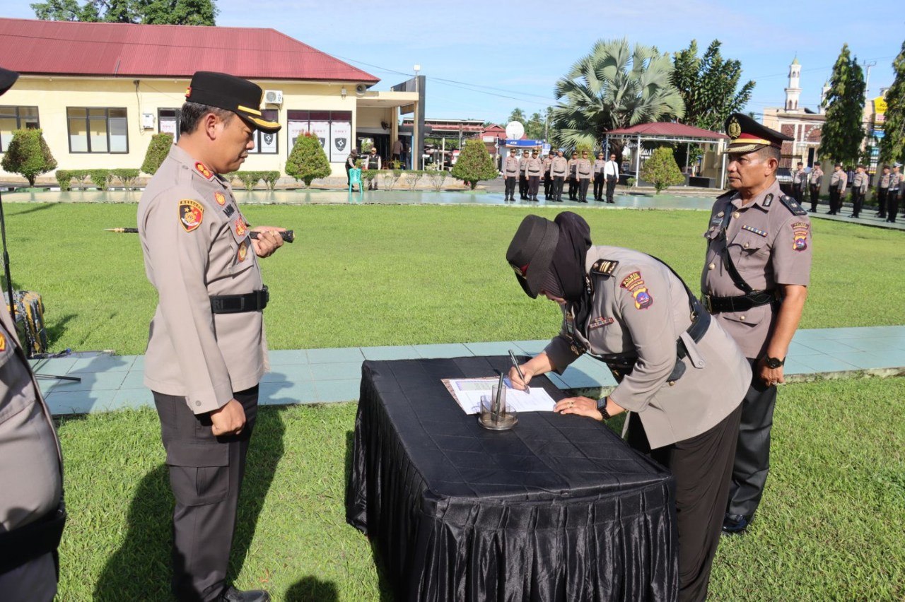 Kapolres Pasbar Pimpin Pengambilan Sumpah Jabatan Kabag Ren AKP Evo Nosara