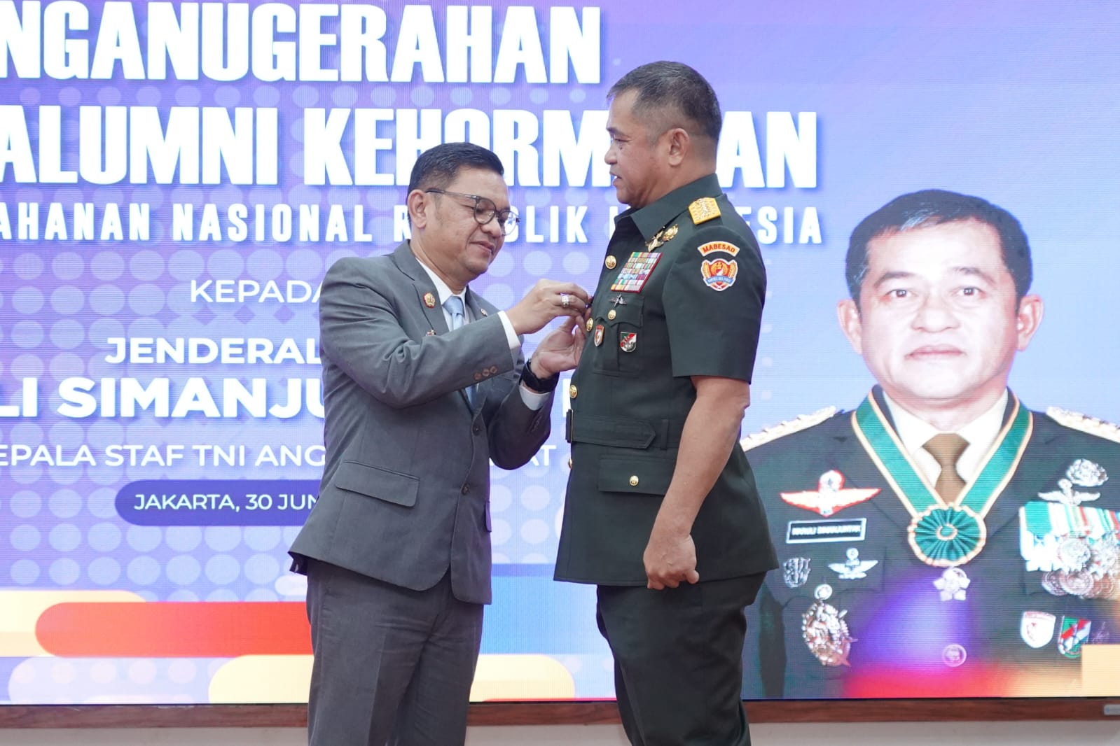 Apresiasi untuk KASAD, Gubernur Lemhannas Anugerahi Tanda Alumni Kehormatan