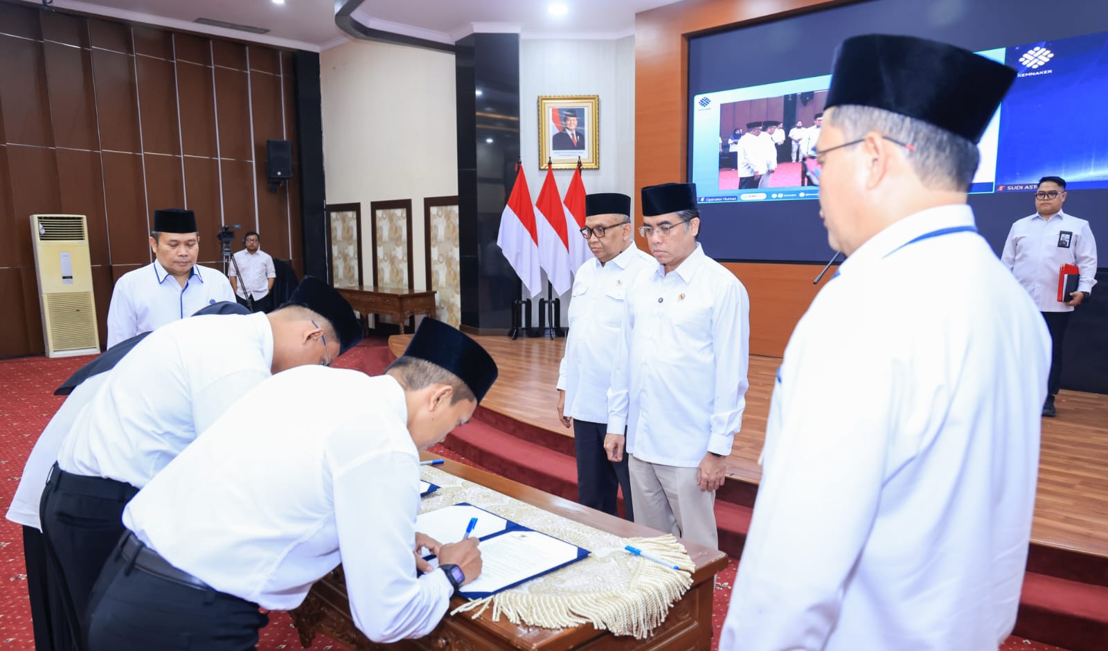 Lantik 10 Pejabat, Menaker Tekankan Penguatan K3 dan Tata Kelola yang Akuntabel