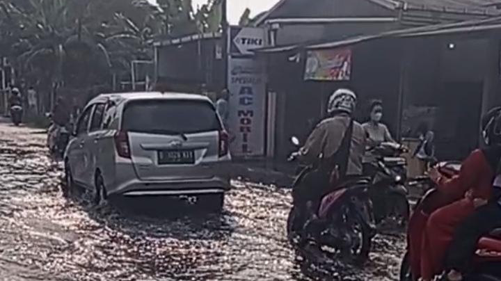Jalan Raya Gatot Subroto Tanah Merah Kembali Terendam, Warga Desak Pemerintah Segera Ambil Langkah Nyata