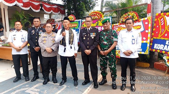 Camat Miftah Berikan Kejutan Tumpeng Ke Polsek Sepatan Di HUT Bhayangkara Ke-80 ‎