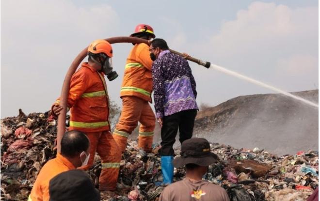 BNPB Kerahkan Dua Helikopter Water Bombing untuk Padamkan Kebakaran TPA Jatiwaringin