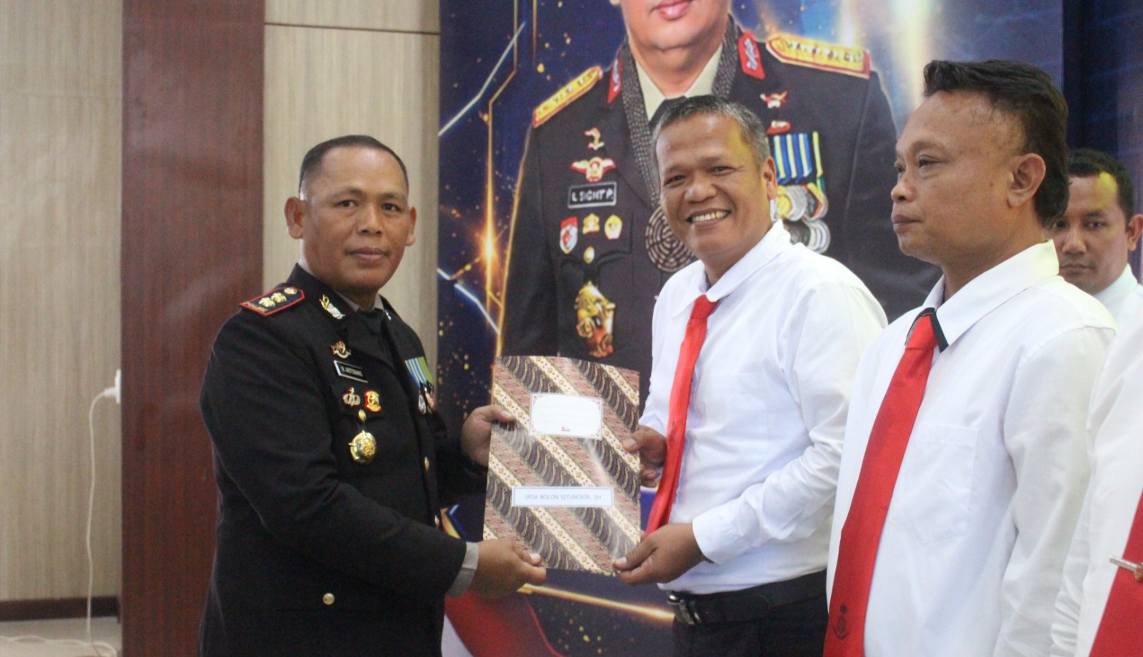 Kapolres Simalungun Berikan Penghargaan Kepada Kanitreskrim IPDA Bolon Hot Situngkir dan Tim Reskrim Polsek Gunung Malela 