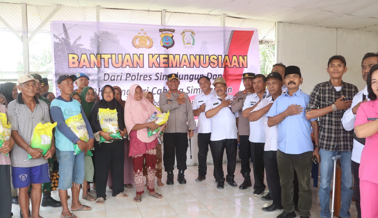AKBP Marganda Aritonang  Salurkan Bantuan Korban Angin Puting Beliung di Talun Rejo