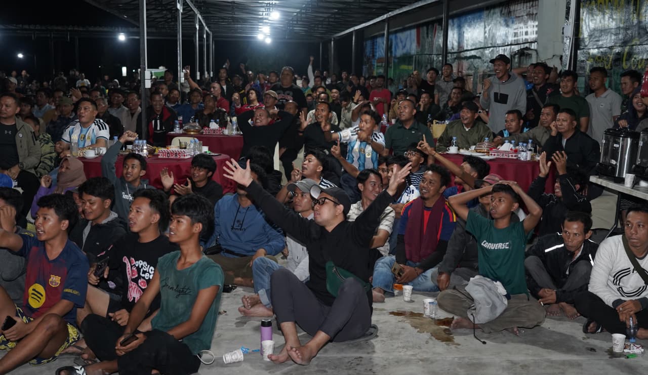 Ratusan Warga Padati Food Court Korem 022/PT Nobar Final Piala Dunia