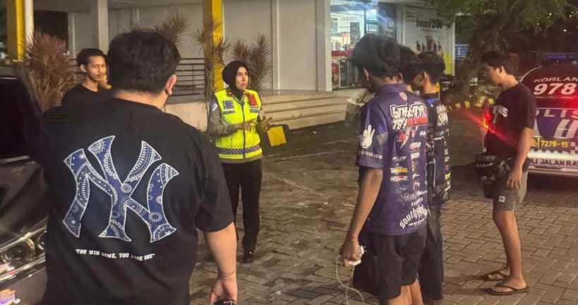 Polantas Karib Kompol Darmawati Edukasi Pengunjung Rest Area Tol BSD tentang Keselamatan Berkendara