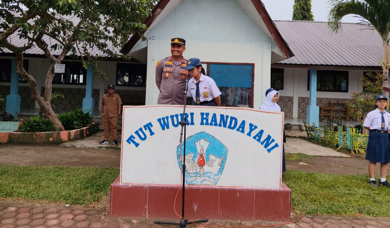 Jadi Inspektur Upacara, Kapolsek IPTU Rido Pakpahan Tanamkan "Knowledge is Power But Character is More" kepada Pelajar SMPN 1