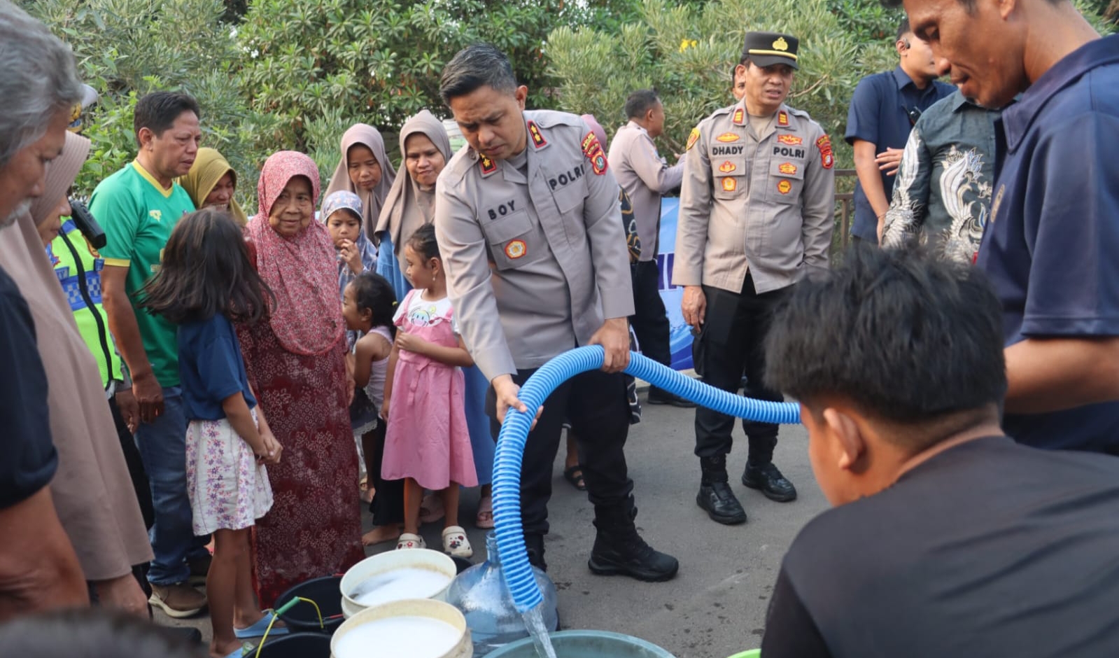 Polres Tangsel Salurkan Air Bersih untuk Warga Terdampak Kekeringan di Kranggan