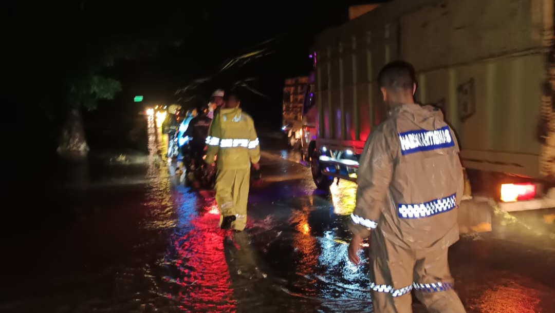 Polsek Dolok Batu Nanggar Bantu Evakuasi Korban Banjir, 150 Warga Serbelawan Terdampak