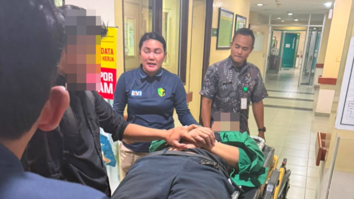 Tim Medis Polda Metro Jaya Sigap Evakuasi Mahasiswa yang Pingsan Saat Aksi