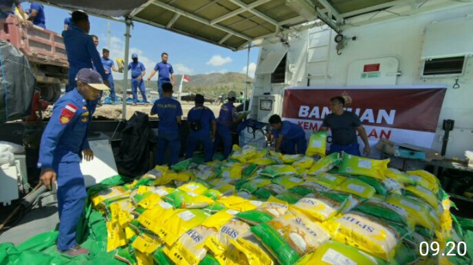 Polri Distribusikan Bantuan Logistik Gempa mi di daratan Pulau Flores, Nusa Tenggara Timur (NTT)untuk Korban Gempa di Pulau Flores