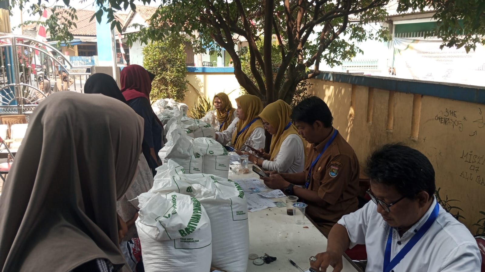 2472 KK di Desa Gempol Sari Terima Bantuan Beras CPPD, Program Penanganan Kemiskinan Ekstrem Berjalan Tertib
