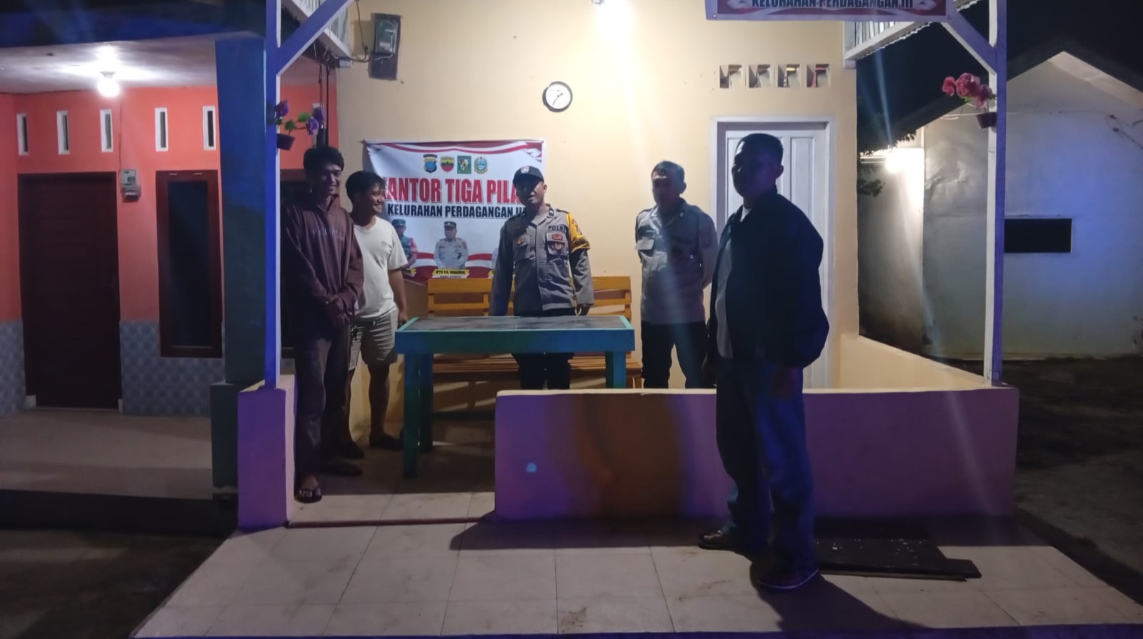 Cegah Gangguan Kamtibmas, Bhabinkamtibmas Polsek Bandar Huluan Rutin Cek Pos Kamling Malam Hari