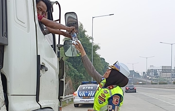 Kompol Darmawati Tegur Truk Parkir di Bahu Tol Cinere–Serpong