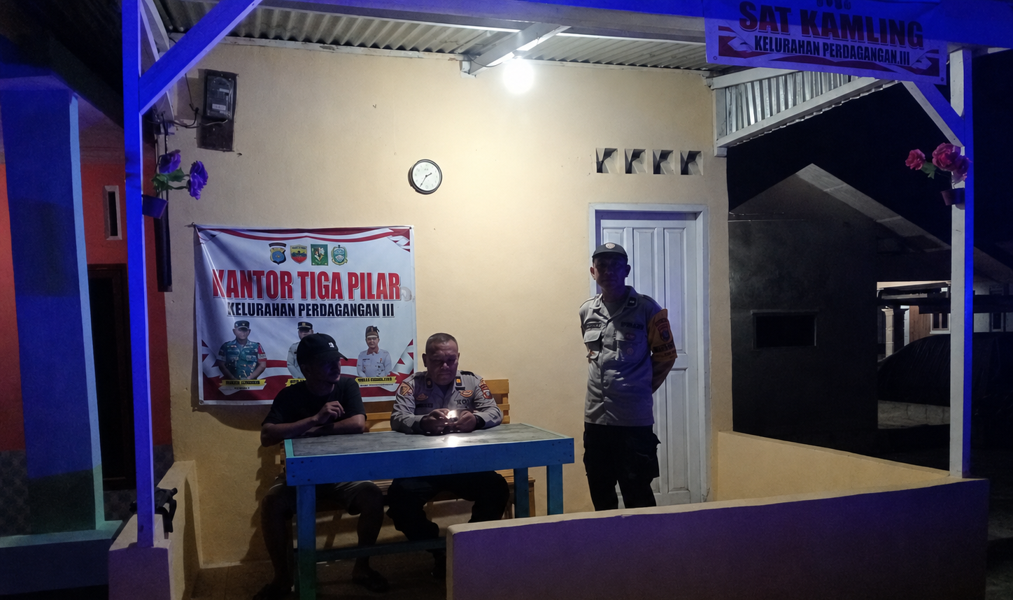 Kanit Binmas dan Bhabinkamtibmas Polsek Bandar Huluan Sapa Warga Jaga Kamling demi Kampung yang Aman