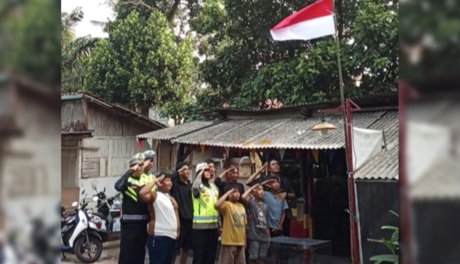 Polantas Karib Induk PJR BSD Bagikan 81 Bendera Merah Putih, Bangkitkan Semangat Nasionalisme Warga