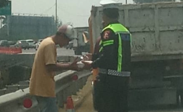 Jumat Berkah di Tol BSD, Bripka Taufan Bagikan Nasi Kotak kepada Sopir yang Kendaraannya Rusak