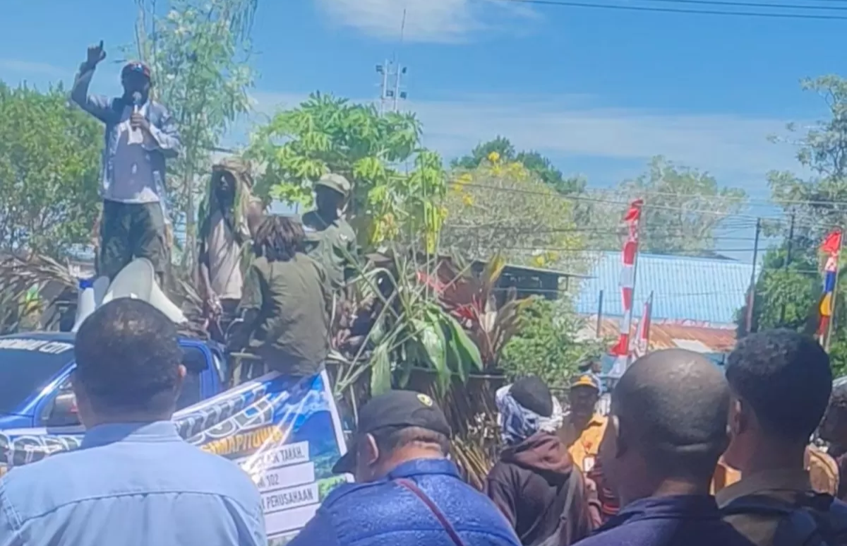Masyarakat Adat SIMAPITOWA Gelar Demo Damai, Desak TNI Cabut Plang dan Tarik Personel Non-Organik