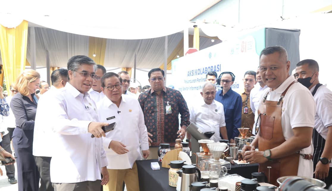 Menaker Yassierli: Pekerja Informal Sektor Persampahan Dapat Diskon Iuran JKK-JKM 50 Persen